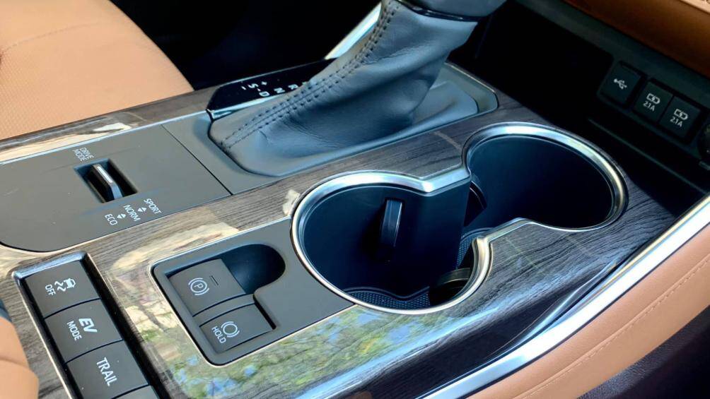 Xe sử dụng động cơ 2.5L với công nghệ VVT-i kết hợp với hai động cơ điện gắn trên mỗi trục, cho tổng công suất 243 mã lực đi kèm hộp số tự động vô cấp CVT và hệ dẫn động 4 bánh toàn thời gian AWD