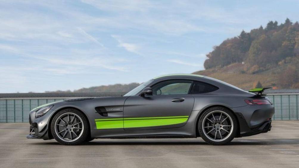 Xe sẽ được phân phối chính hãng bởi AMG Performance Center với mức giá 316.034 USD, tương đương 7,3 tỷ đồng