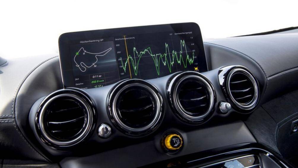 Hệ thống động cơ này đi kèm với hộp số 7 cấp AMG Speedshift 7G, giúp GT R Pro 2021 tăng tốc 0-100 km/h trong 3,6 giây