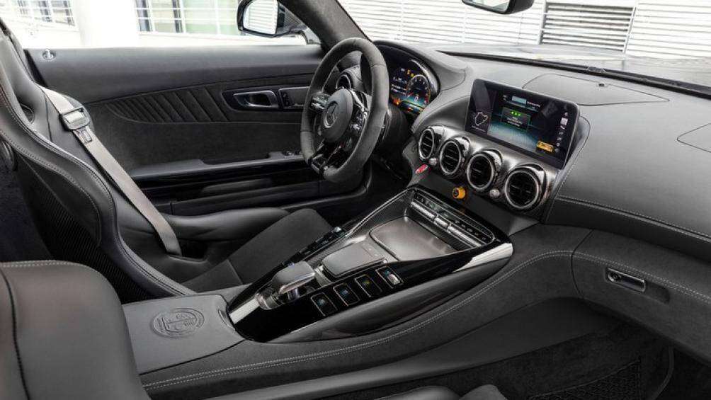 Nội thất của GT R Pro 2021 hiện đại và thể thao hơn nhờ được trang bị thêm cụm điều khiển AMG Dynamic tích hợp và vô lăng AMG Performance thế hệ mới