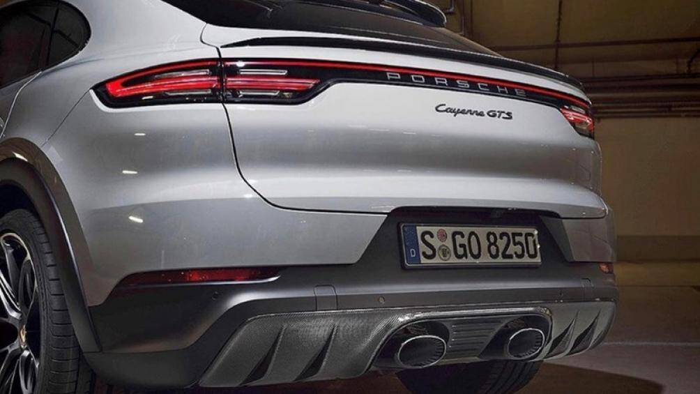 Cùng với đó là cặp ống xả kép, được đặt chính giữa đuôi xe