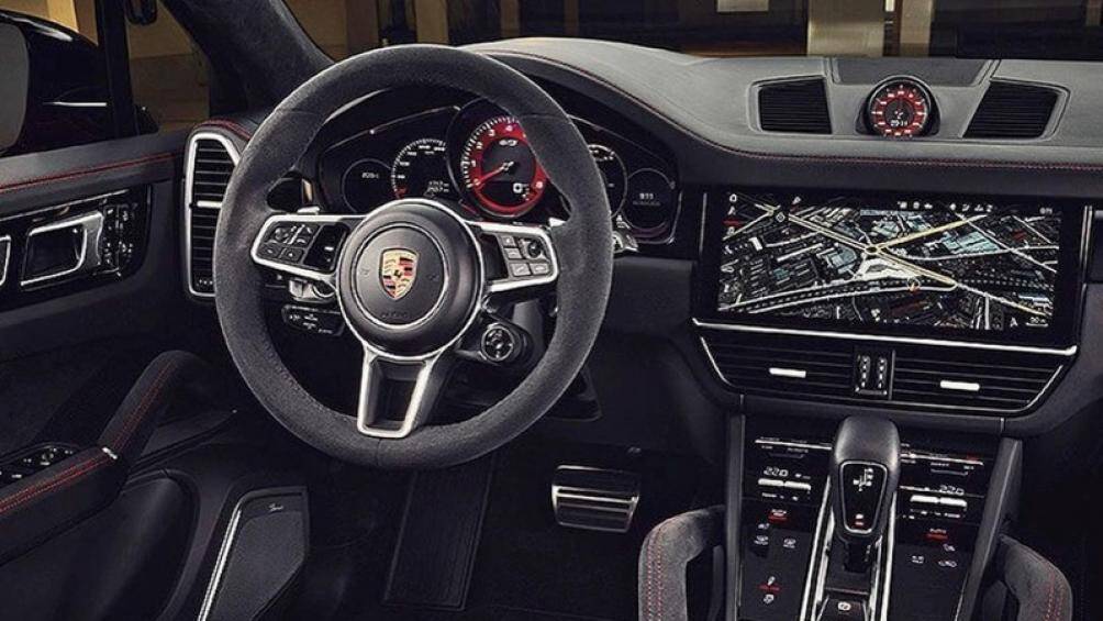 Bên trong, khoang lái được bọc da lộn Alcantara tối màu và khâu chỉ đỏ, cùng các chi tiết tương phản với màu sắc nổi bật