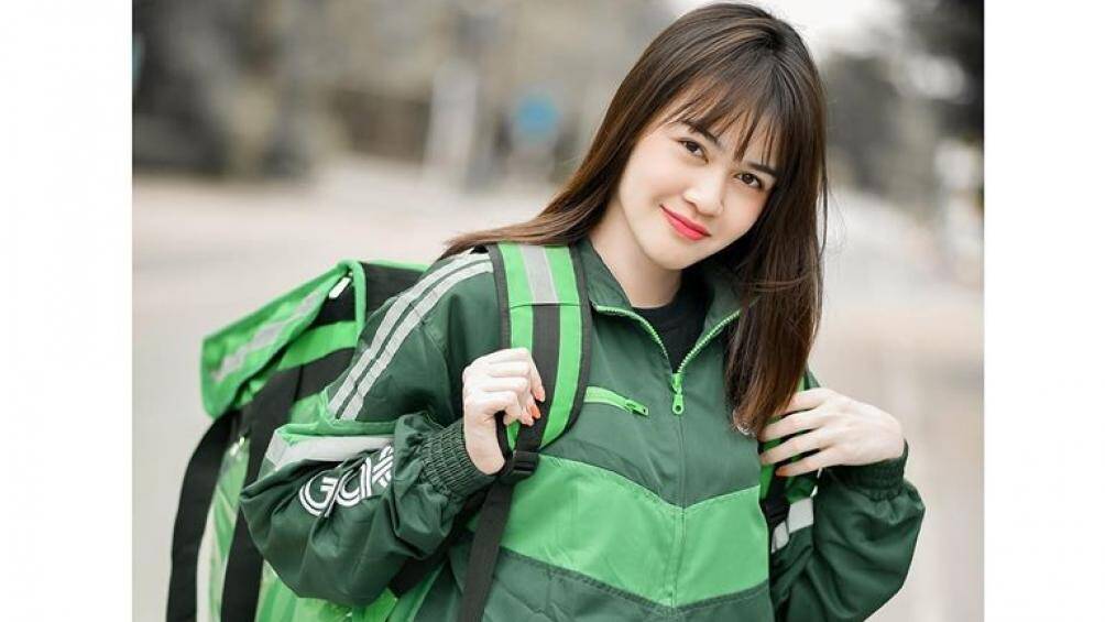 Cô nàng trông thật mạnh mẽ và năng động với công việc tưởng chừng chỉ dành cho cánh mày râu