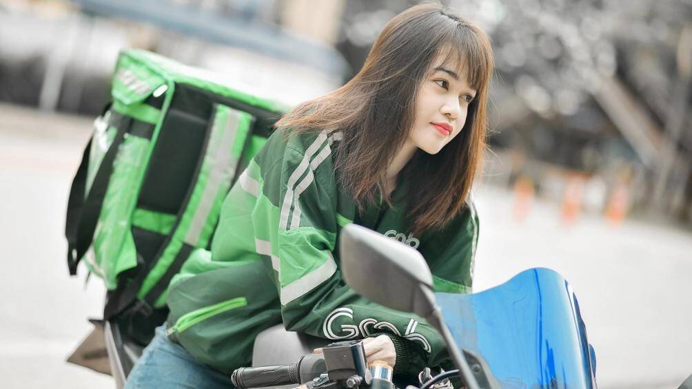 Khuôn mặt xinh đẹp tuyệt trần khi ngồi trên xe phân khối lớn