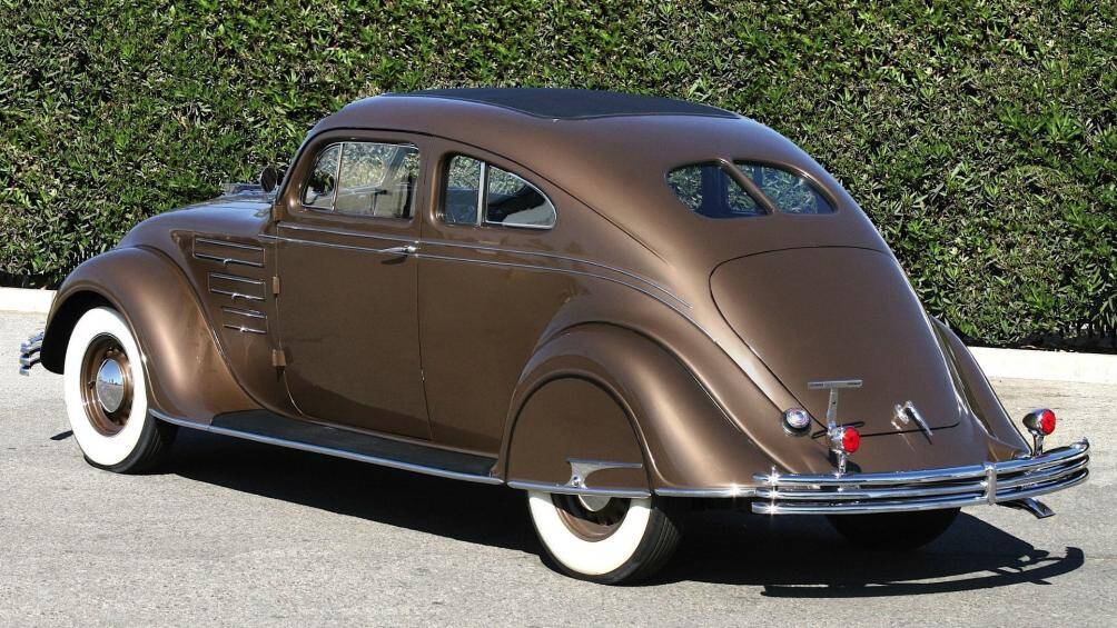 Ngoài thiết kế ngoại thất kiểu khí động học, Chrylser Airflow còn sở hữu những trang bị, thiết kế tiêu chuẩn của thời hiện đại như kính chắn gió, đèn pha uốn cong và chắn trước hàn cứng vào thân xe