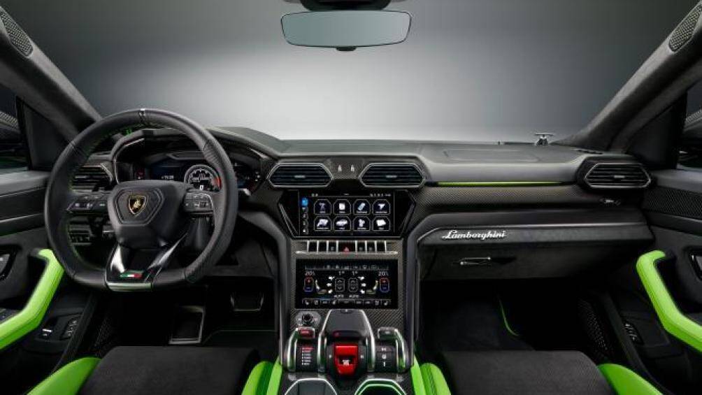 Nội thất xe được trang trí dựa trên sự kết hợp của hai tông màu, nổi bật với ghế bọc hình lục giác khâu hình chữ nhật Q-Citura và logo thêu trên ghế