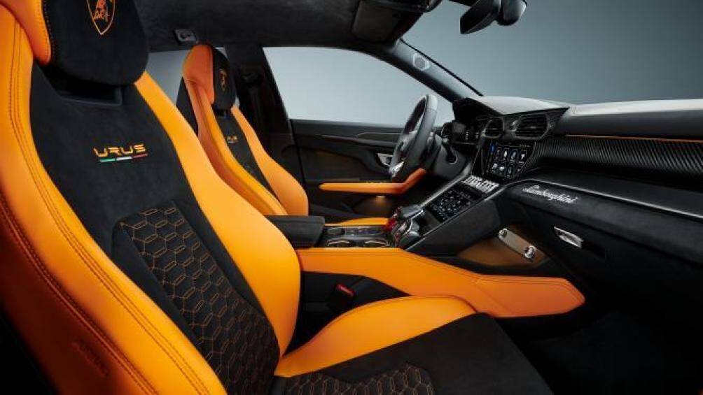 Các thiết bị tùy chọn gồm hệ thống âm thanh Sensonum cao cấp với bộ khuếch đại 730W và 17 loa