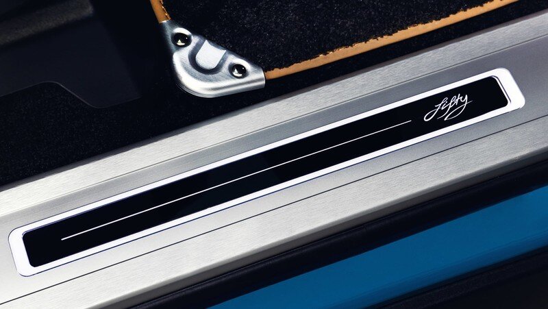 Những miếng huy hiệu độc đáo với ký hiệu “1 of 1970” ở bảng điều khiển trung tâm, tựa đầu, táp lô và ốp bậc cửa bên trong nội thất