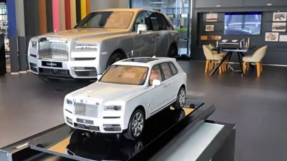 Mô hình 1:8 này được chế tạo tinh xảo với đầy đủ các trang bị giống hệt chiếc siêu SUV Rolls-Royce Cullinan ngoài đời thật