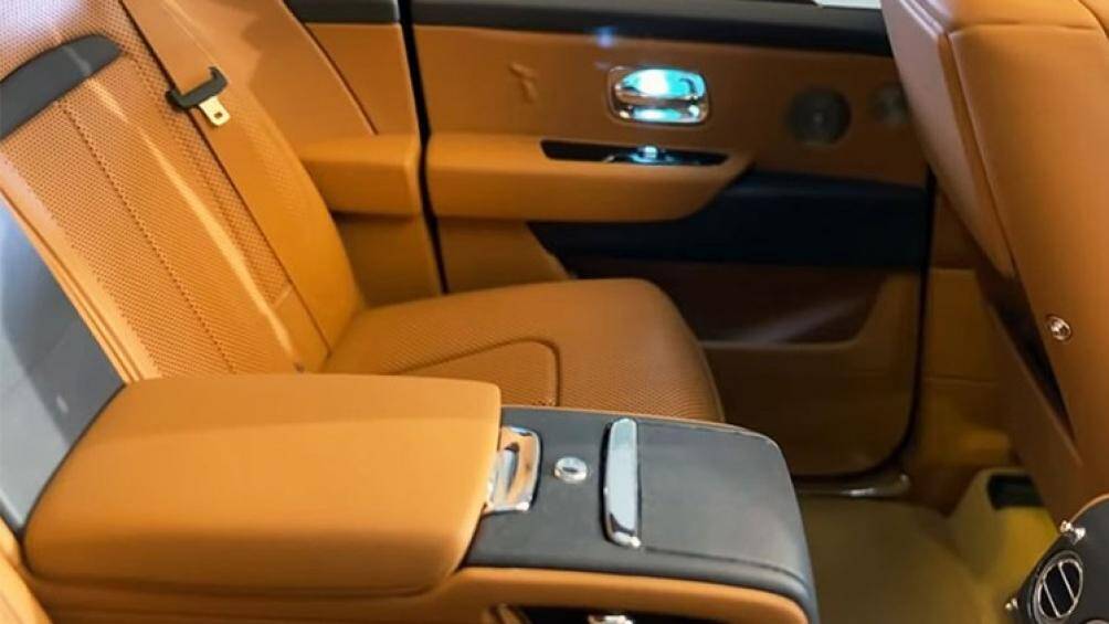 Chiếc Rolls-Royce Cullinan tỷ lệ 1:8 này đi kèm điều khiển từ xa riêng, nằm bên trong cốp sau