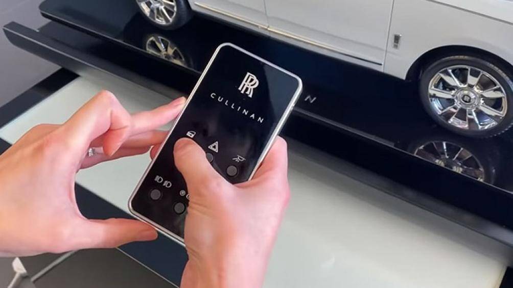 Khi sử dụng điều khiển này, người dùng có thể khóa cửa, mở cửa, bật/tắt đèn ngoại thất và bật nắp ca-pô lên