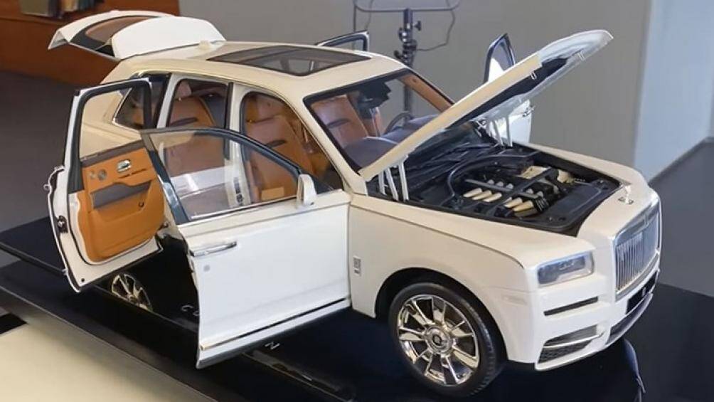 Do đó, các nhân viên của hãng Rolls-Royce phải mất hơn 450 giờ lao động mới có thể hoàn thành xong chiếc Rolls-Royce Cullinan mô hình này