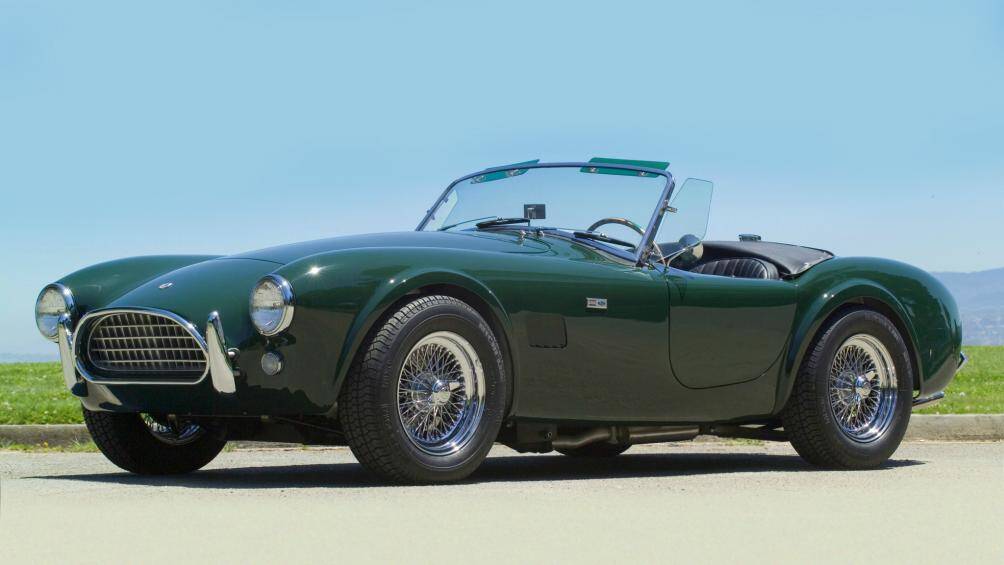 Ra mắt lần đầu năm 1964, Chiếc xe này được sản xuất để dành riêng cho đua xe và ở thời điểm đó Shelby Cobra 289 dễ dàng đánh bại tất cả những chiếc Ferrari, Corvettes hay Jaguars và thống trị mọi giải đua tại Mỹ và châu Âu