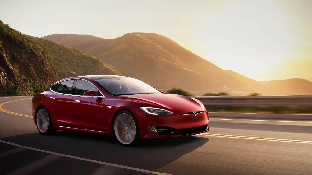 Vào năm 2013, Tesla Model S là chiếc xe điện đầu tiên thống trị bảng xếp hạng doanh số bán xe hàng tháng tại Mỹ
