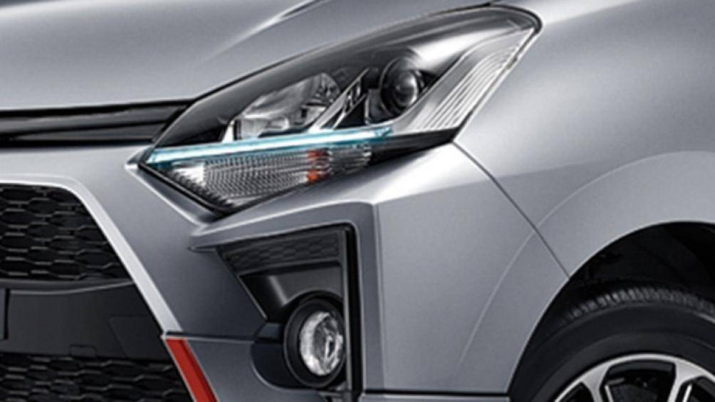 Toyota Wigo thế hệ mới được điều chỉnh lại cản trước và đèn hậu. Đèn sương mù từ dạng cong hất ngược trở thành tam giác góc cạnh, lộn ngược