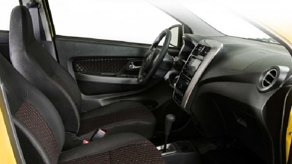 Ở bên trong, các mẫu ghế mới kèm theo nút điều khiển điều hòa điện tử cho các biến thể cao cấp lộ diện, bên cạnh đó là màn hình được cập nhật mới