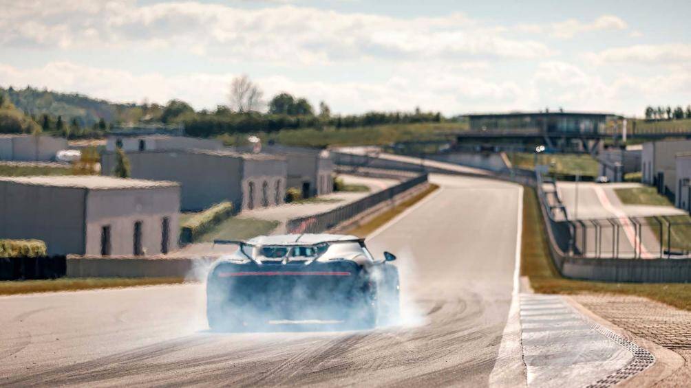 Chiron Pur Sport sử dụng động cơ xăng W16 8.0L tăng áp kép cho công suất tối đa 1.500 mã lực đi kèm hộp số tự động 7 cấp và hệ dẫn động 4 bánh