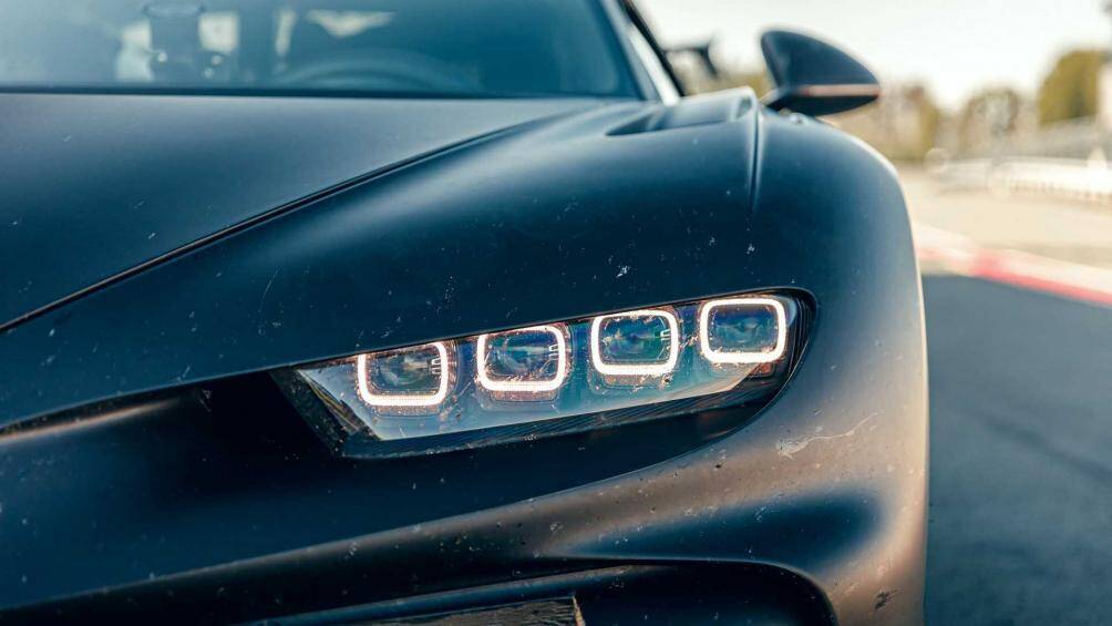 Sau nhiều tuần phải dừng lại do đại dịch Covid-19, Sven Bohnhorst - kỹ sư của Bugatti chịu trách nhiệm thiết lập khung gầm cùng với các đồng nghiệp đã mang chiếc xe tới đường đua Bilster Berg để chạy thử