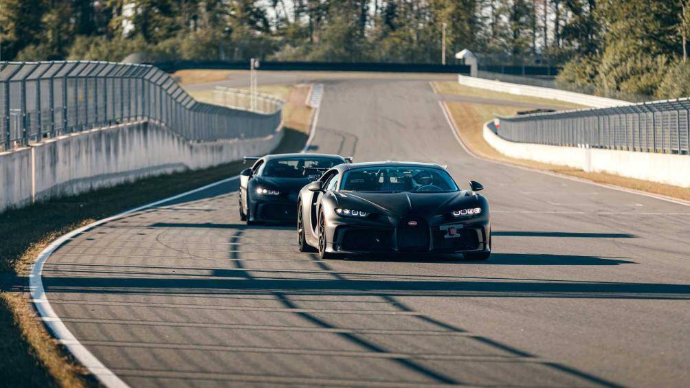 Chiron Pur Sport là một phiên bản cải tiến của Chiron tiêu chuẩn, với trọng tâm của sản phẩm là hướng đến người lái nhiều hơn