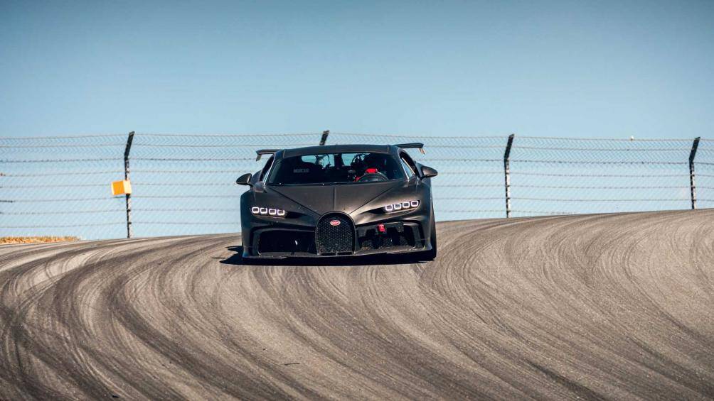 Bohnhorst cho biết: Chiron Pur Sport rất dễ điều khiển cũng nhờ vào sự tương tác của các thiết lập tỉ mỉ, chính xác được phối hợp với hệ thống điều khiển điện tử để ngăn chặn mọi tình huống bất ngờ, đảm bảo an toàn hơn cho người lái