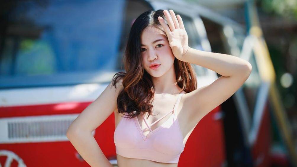 Một số hình ảnh quyến rũ khác của người đẹp bên minibus Volkswagen T1