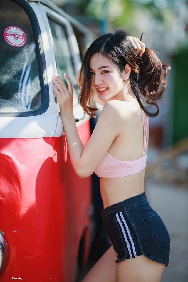 Người đẹp tươi cười rạng rỡ trong nắng