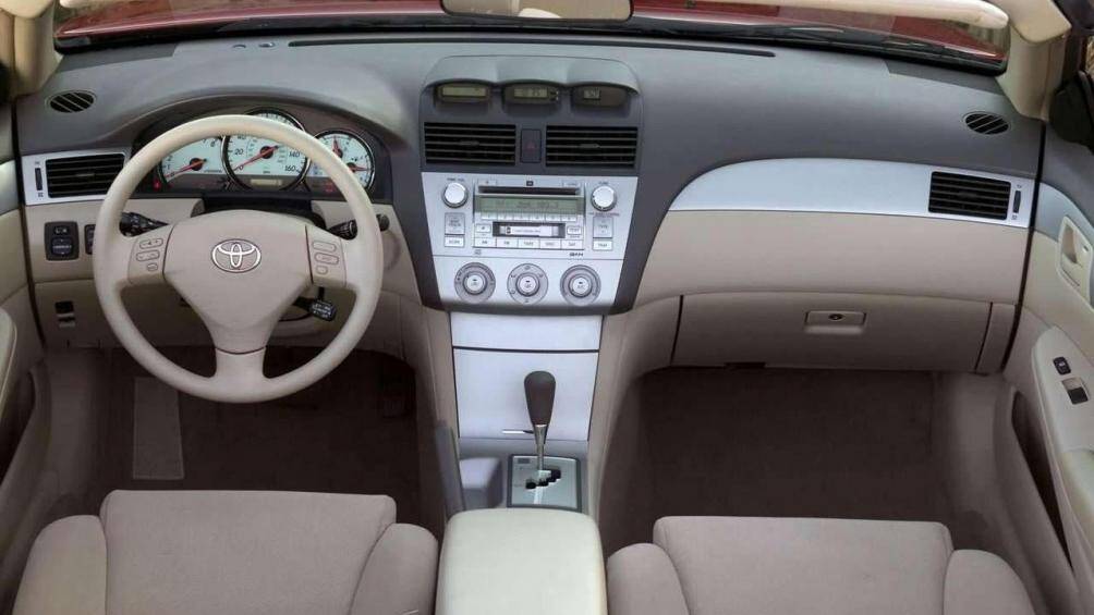 Trang bị nổi bật trên xe là hệ thống điều khiển từ xa mở ca-pô trước, khóa cốp sau và mở nắp thùng xăng, tuy nhiên ghế lái của mẫu xe này vẫn là chỉnh cơ