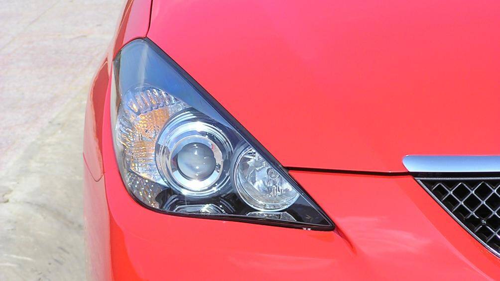 Tính năng an toàn của xe bao gồm cân bằng điện tử, kiểm soát chống trượt, chống bó cứng phanh, phân phối lực phanh điện tử,...