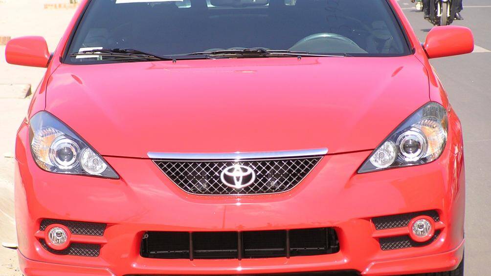 Phần đầu xe của Toyota Solara có nhiều đường nét tương tự như mẫu Toyota Corolla đời 2007