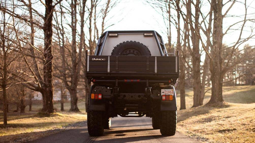 Mẫu xe tải hạng nặng trang bị động cơ OM906LA turbin 6.4L, có mô-men xoắn 950 Nm, kết hợp với hộp số sàn 8 cấp, hệ dẫn động 4 bánh toàn thời gian