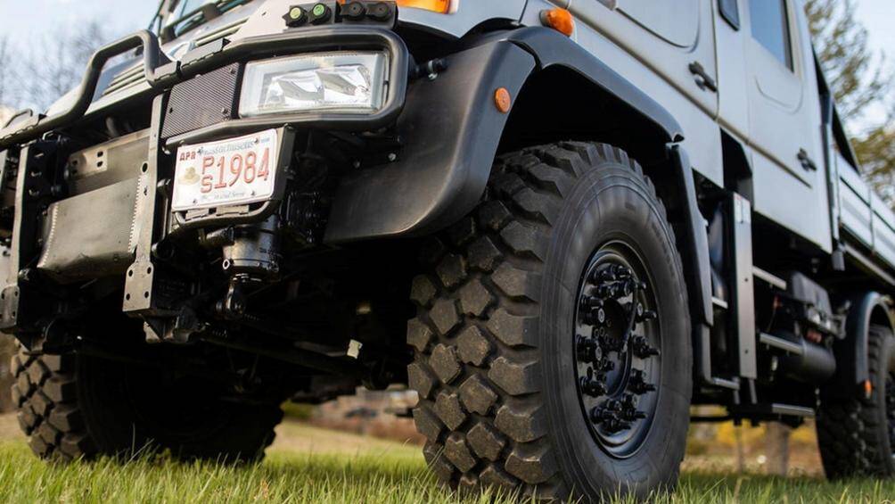 Với sức kéo ấn tượng và bộ lốp gai kích thước “khủng”, Mercedes U500 dễ dàng vượt qua những địa hình phức tạp