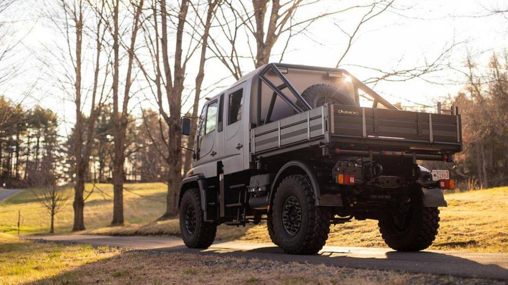 Điểm đặc biệt trên chiếc xe này so với các mẫu xe địa hình khác của Mercedes là lớp sơn Mercedes Designo Platinum Metal