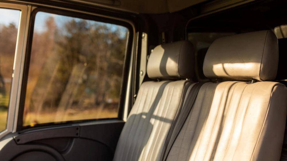 Trái ngược với vẻ ngoài hầm hố, thiết kế trong buồng lái của U500 không có gì đặc sắc, các chi tiết bọc da khá thô sơ