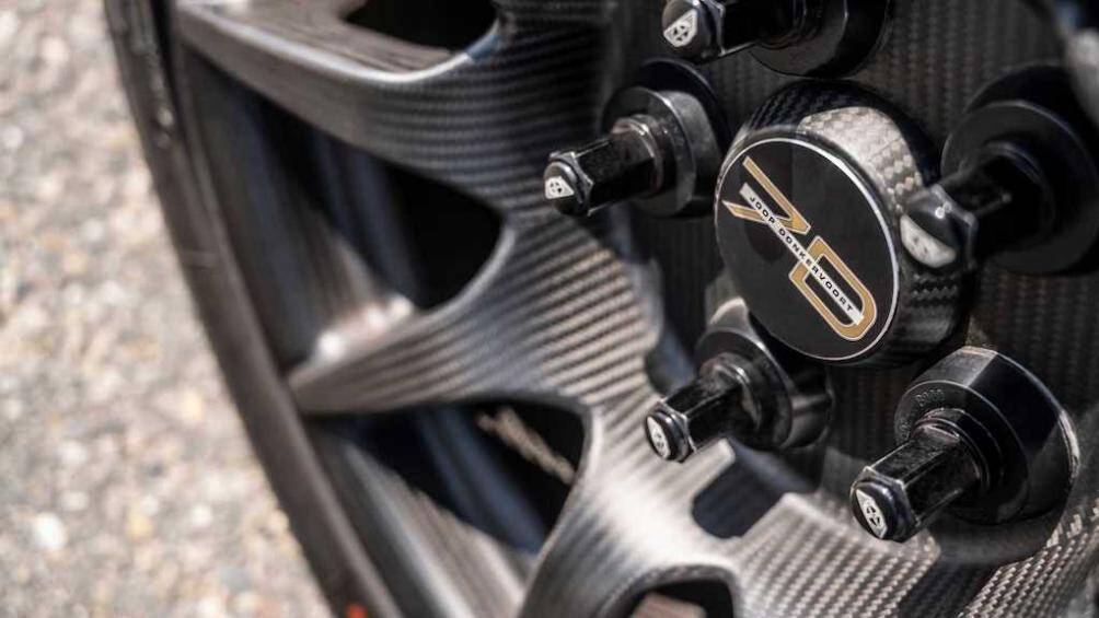 Nhờ sử dụng nhiều chi tiết bằng sợi carbon - bao gồm cả mâm xe - và thiết kế tối giản, trọng lượng của D8 GTO JD70 chỉ đạt vỏn vẹn 700kg