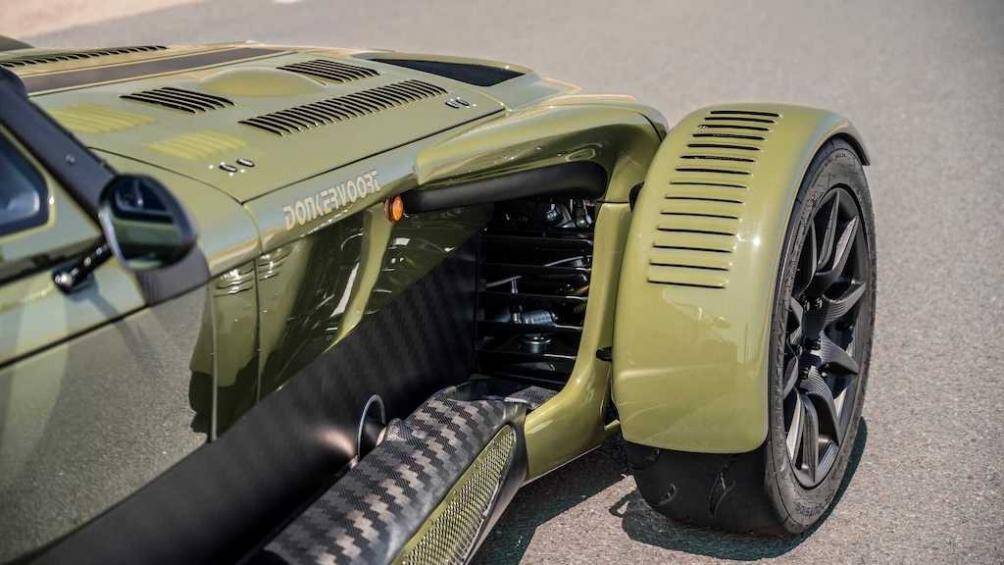 Điều đáng ngạc nhiên hơn đó là chiếc xe có thể đạt được độ bám đường khủng khiếp với lốp Nankang AR-1 đủ điều kiện lưu thông ngoài đường công cộng