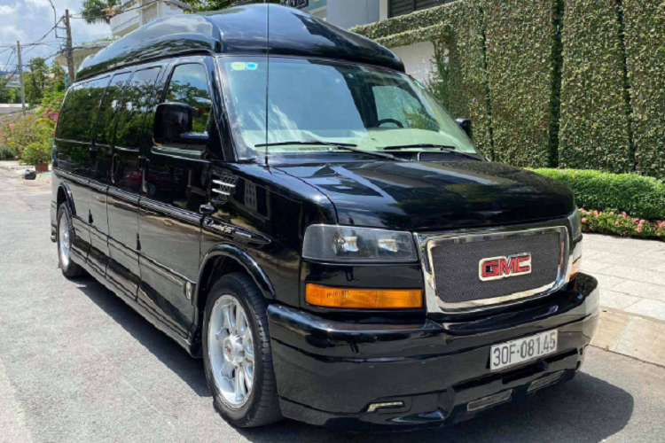 Mẫu xe GMC Savana 2500 phiên bản Limited SE đời 2012 nhập Mỹ hàng hiếm tại Việt Nam dành cho những khách hàng thích chơi xe van full-size hàng độc