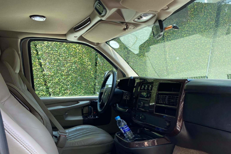 Khoang ông chủ và khoang người lái được ngăn cách bằng một vách ngăn để mang lại sự riêng tư tối đa