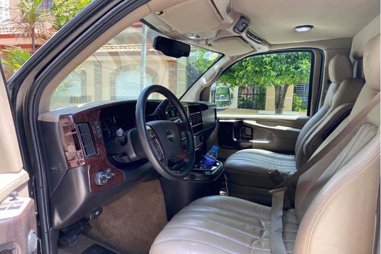 Bên dưới nắp ca-pô GMC Savana 2500 là động cơ xăng V8 dung tích lên đến 6.0L cho công suất tối đa lên đến 330 mã lực