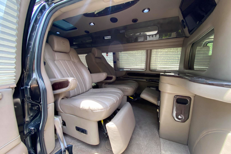 Trần xe thiết kế cao, tích hợp cửa sổ trời riêng biệt, trang bị hệ thống đèn LED trang trí khá bắt mắt