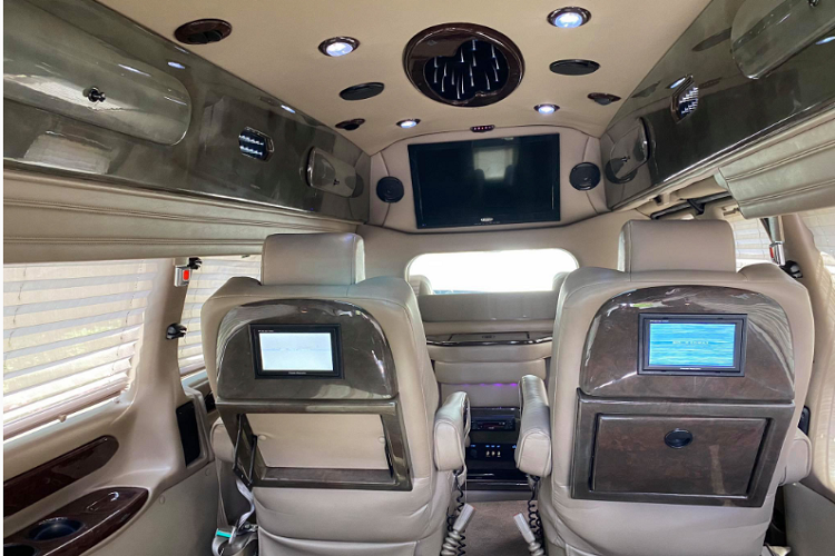 Hệ thống giải trí sử dụng 1 TV 26 inch cỡ lớn trung tâm và 2 màn hình nhỏ cho hàng ghế thứ 3