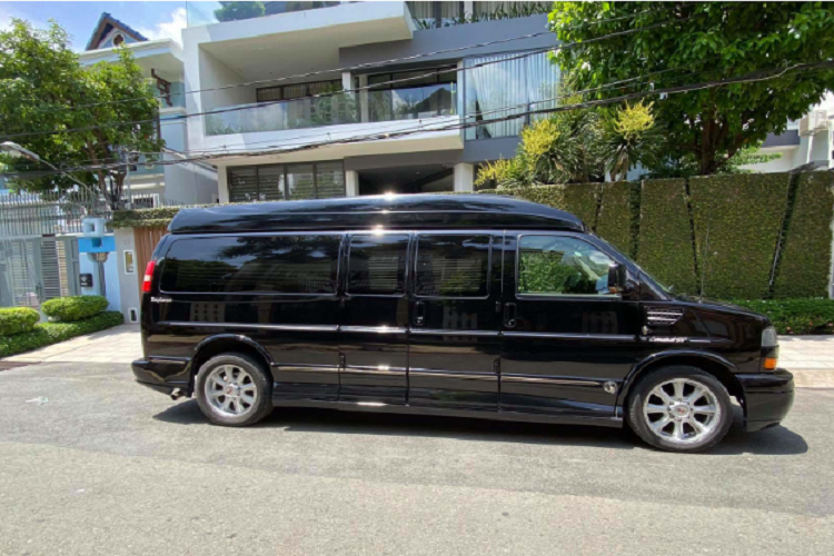 Xe được trang bị đèn pha xenon, lưới tản nhiệt mạ chrome cỡ lớn và bộ mâm 20 inch (265/50 R20) sơn màu bạc mang thiết kế khoẻ khoắn