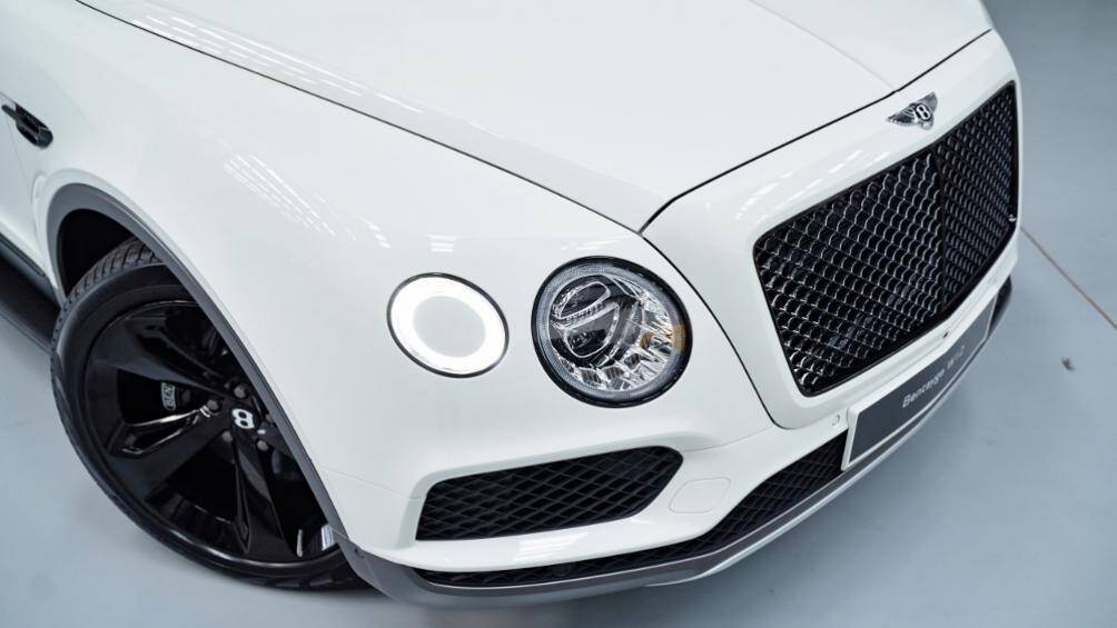Bentayga W12 có khả năng cá nhân hóa đa dạng khi đáp ứng bất kỳ màu sơn ngoại thất nào, kèm 15 màu ghế da, 19 màu chỉ khâu và 8 tùy chọn ốp gỗ