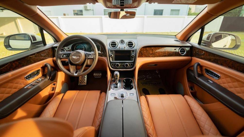 Phần lớn thời gian sản xuất chiếc Bentayga W12 là tập trung cho giai đoạn thiết kế nội thất