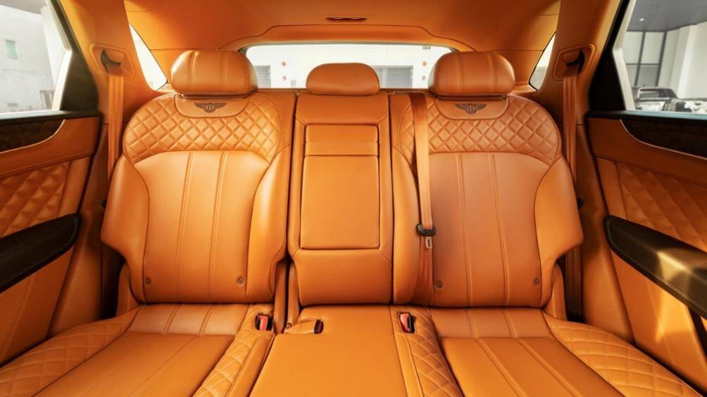 Tính năng hỗ trợ lái xe an toàn trên Flying Spur V8S và Bentayga W12 đáng chú ý gồm hệ thống kiểm soát trượt bánh, cân bằng thân xe điện tử...