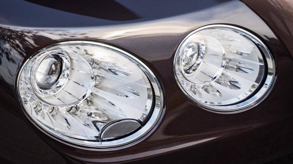 Tiêu biểu là hai cặp đèn pha tròn riêng biệt với đèn định vị hình cánh hoa