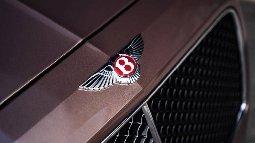 Cụm lưới tản nhiệt hình chữ nhật có viền crôm mỏng kết hợp các mắt lưới nhỏ