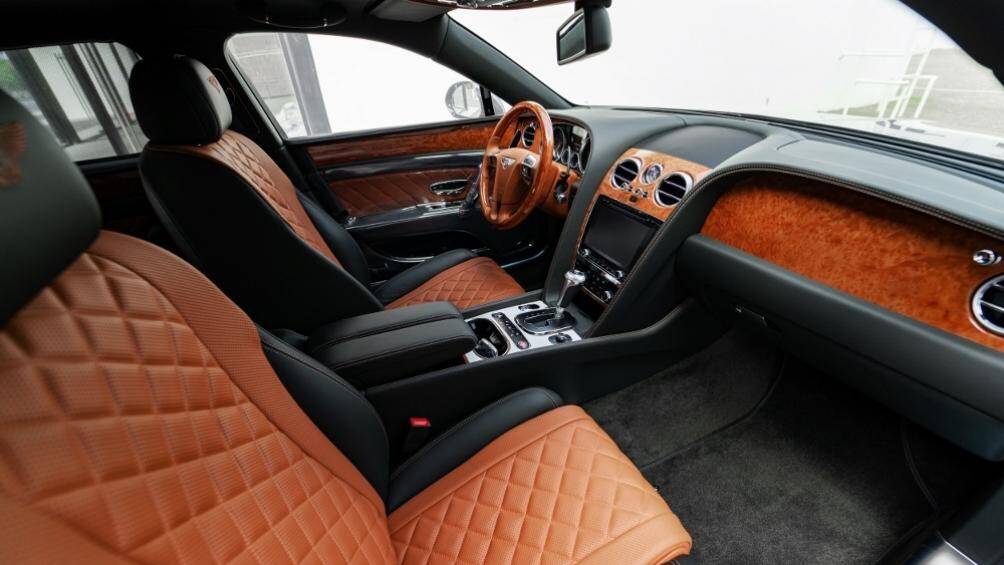 Nội thất Flying Spur V8S đặc trưng gồm hai tông màu Newmarket Tan và Cumbrian