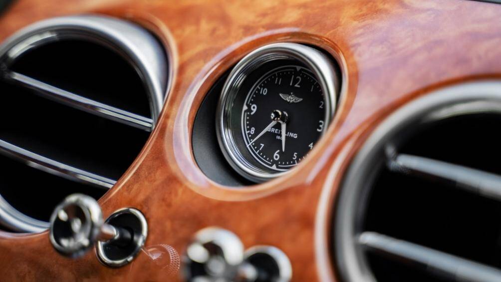 Flying Spur V8S (chữ S tượng trưng cho hiệu suất cao) trang bị động cơ tăng áp kép, V8, 4.0L, công suất 528 mã lực