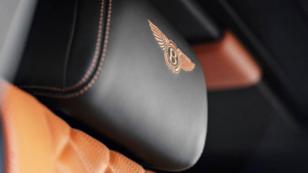 Tính tỉ mỉ và trách nhiệm của người thợ Bentley được nhấn mạnh thông qua quy định lưu lại các chữ cái đầu trong tên của họ ở mặt sau tấm da ghế