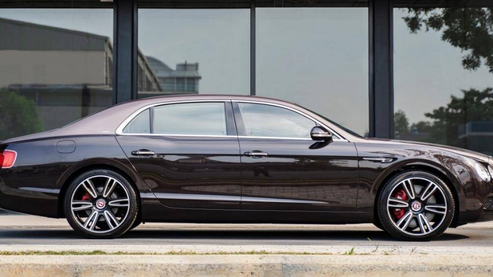 Xe có khả năng tăng tốc từ 0-100km/h trong 4,9 giây. Đây là một trong số ít mẫu xe saloon đạt tốc độ tối đa 306km/h